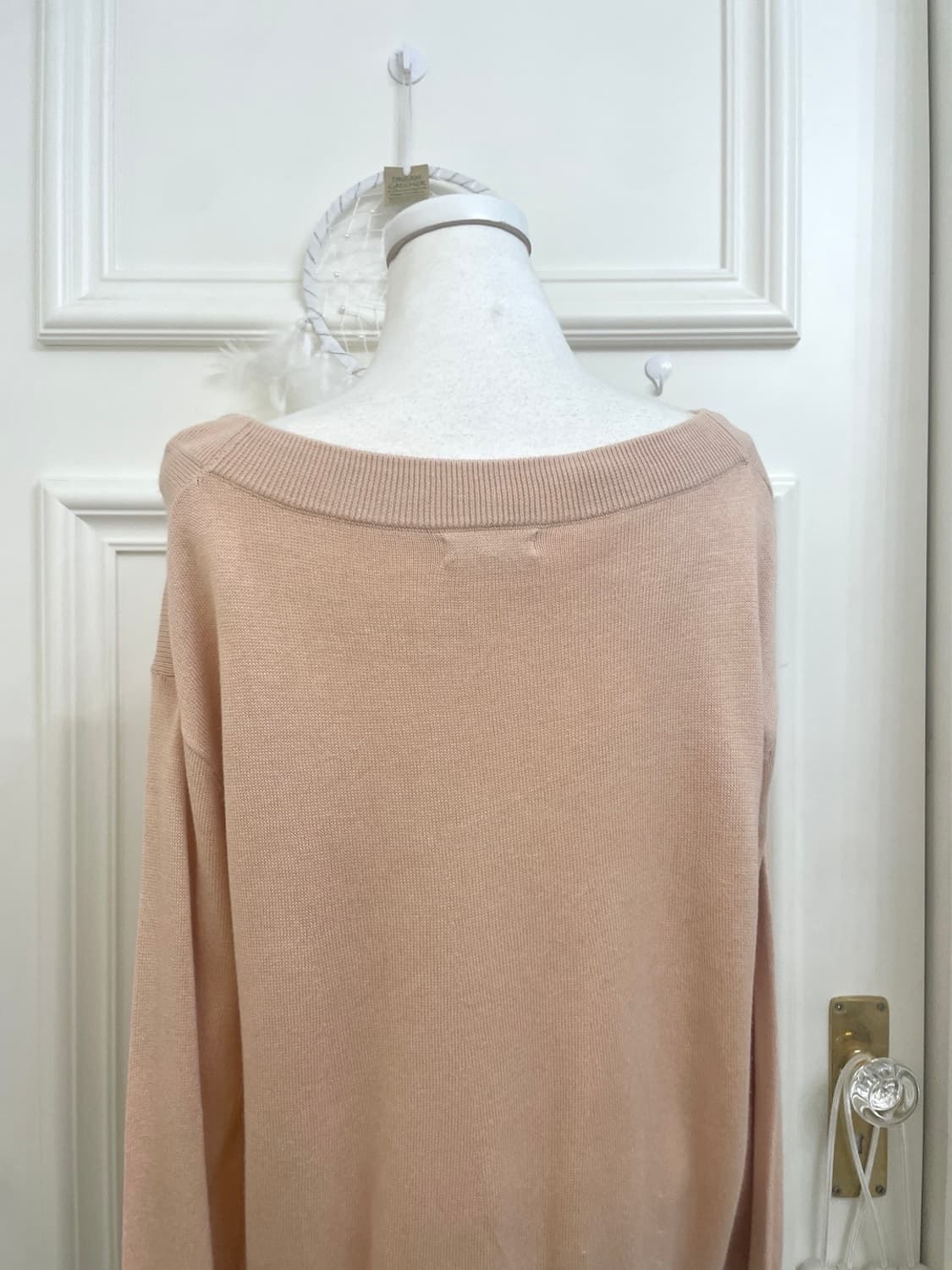 coral off-shoulder loose over knit top 상품이미지4