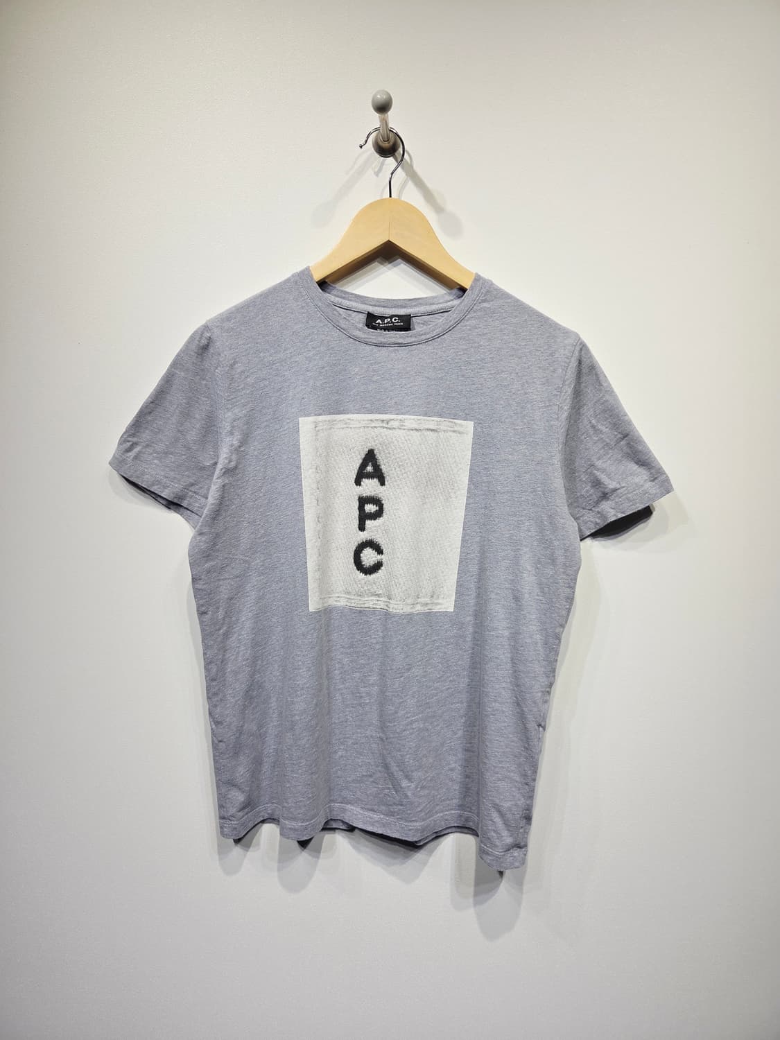 A.P.C.아페쎄. 남자 그레이 프린트 라벨 티셔츠_S 상품이미지1