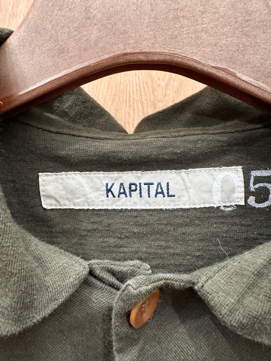 캐피탈 케이프 레이어드 탑 싱글 포켓 사이드 슬릿 디테일 카키 상품이미지5