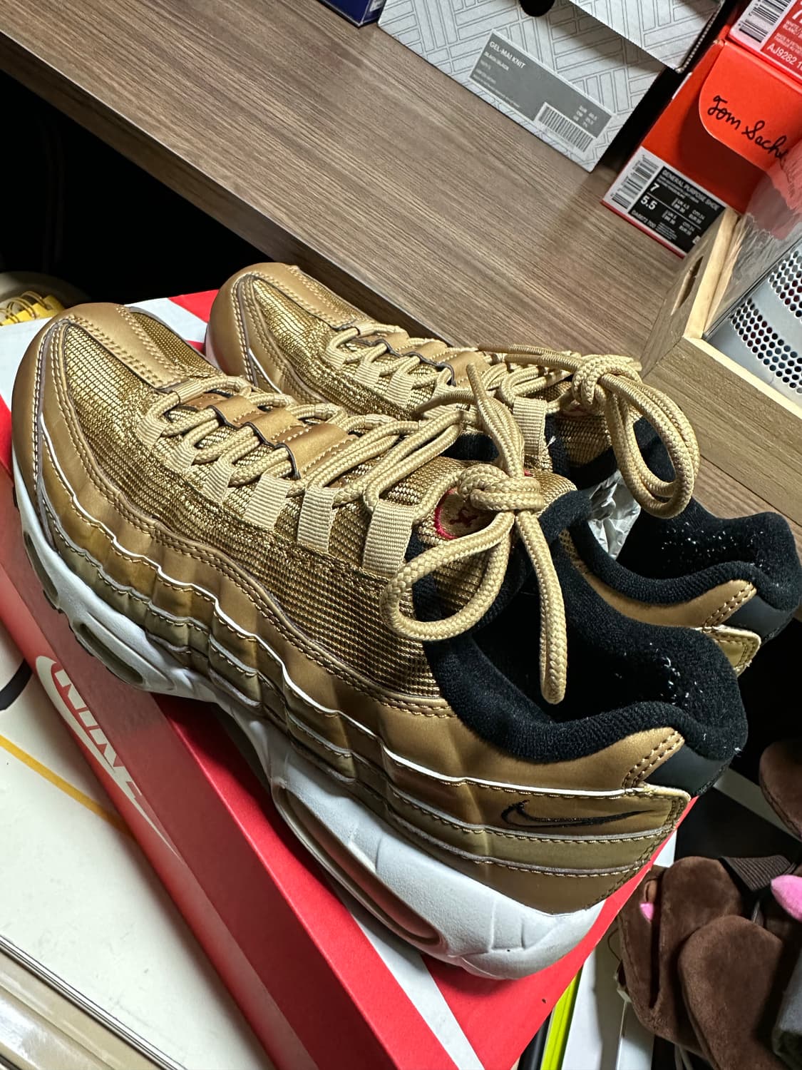 나이키 에어맥스 95 프리미엄 QS 골드 (250) 판매합니다. 상품이미지2