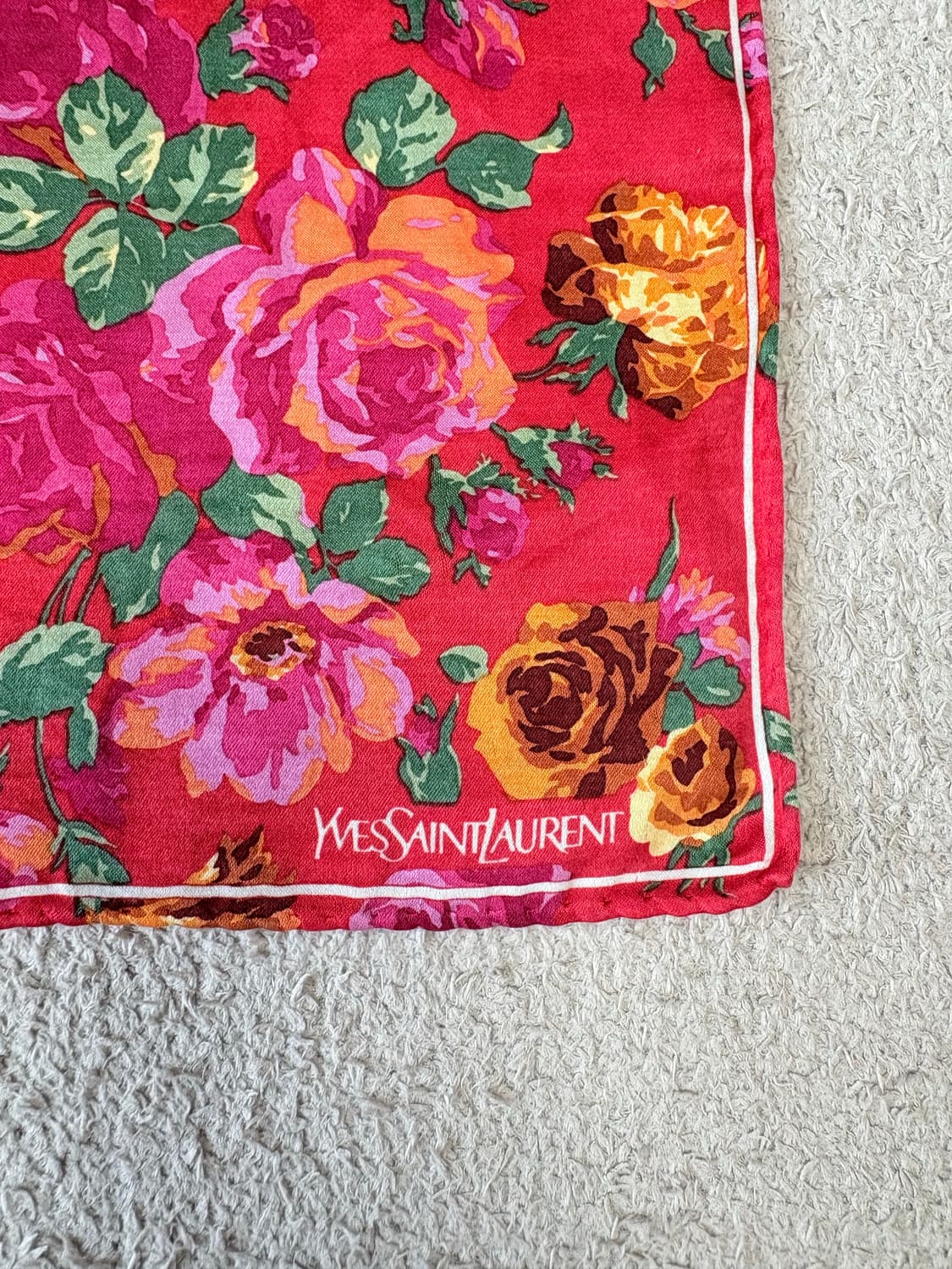 입생로랑 YSL 플라워 패턴 핸드롤링 손수건/쁘띠스카프 상품이미지2