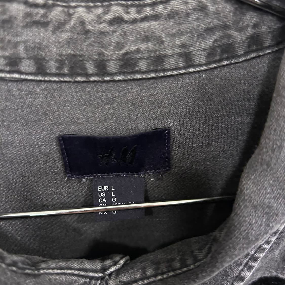 H&M 장미자수 흑청 스냅버튼 데님셔츠 상품이미지3