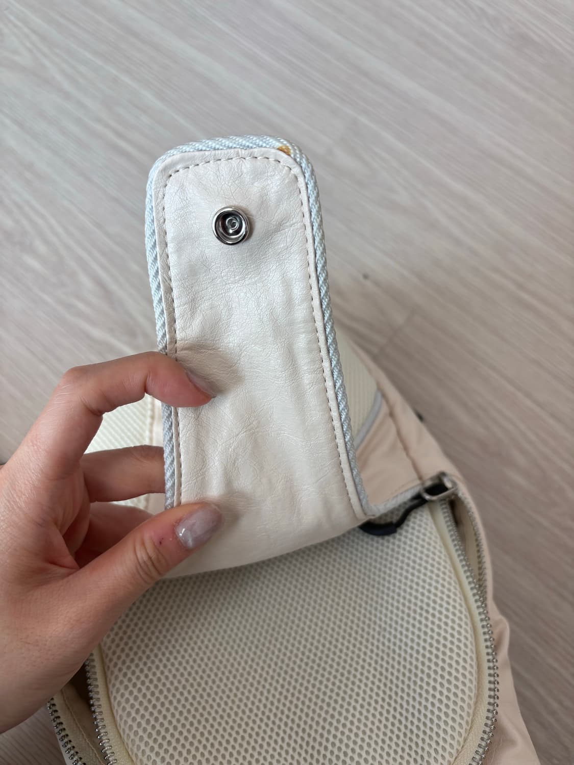 미스치프 슬링백 크림 판매합니다 상품이미지3