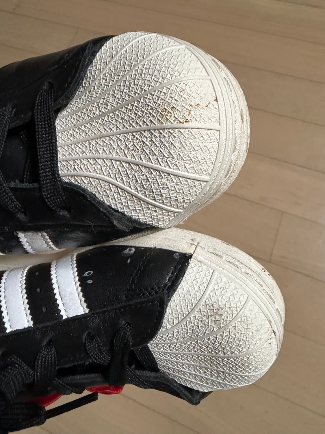 헬로 키티 x 아디다스 슈퍼스타 82 코어 블랙 화이트  상품이미지3