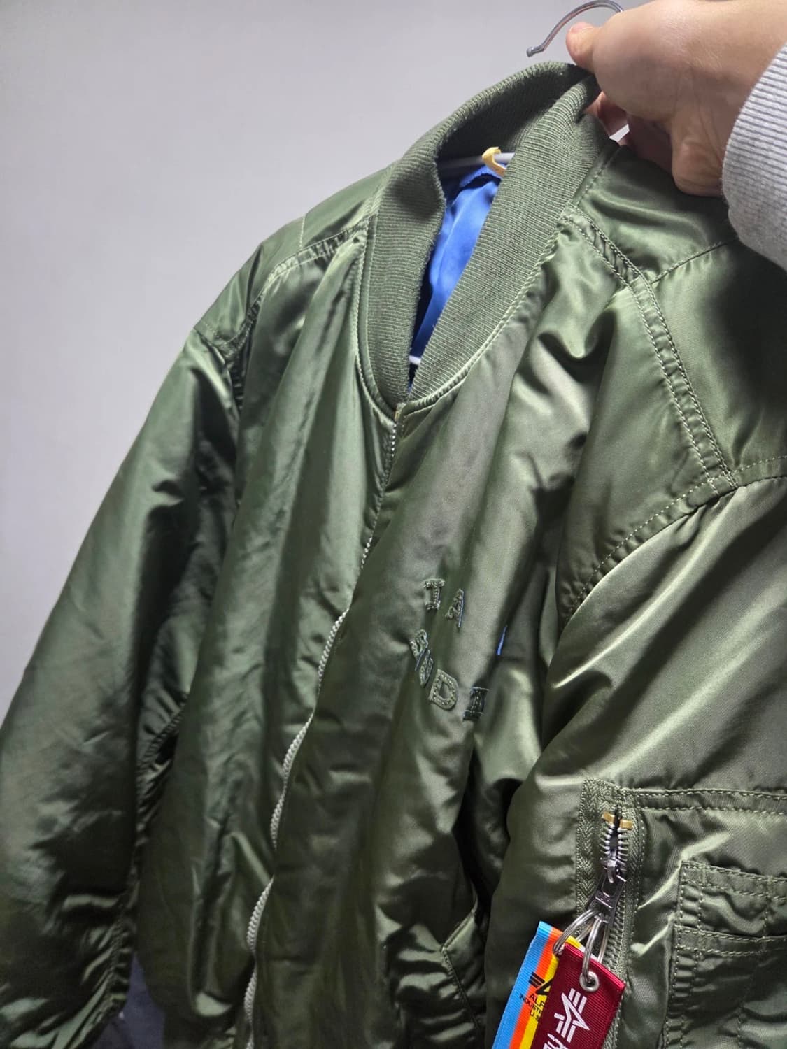 급처)아이앱 스튜디오 x 알파 인더스트리 MA-1 자켓 카키 L 상품이미지6