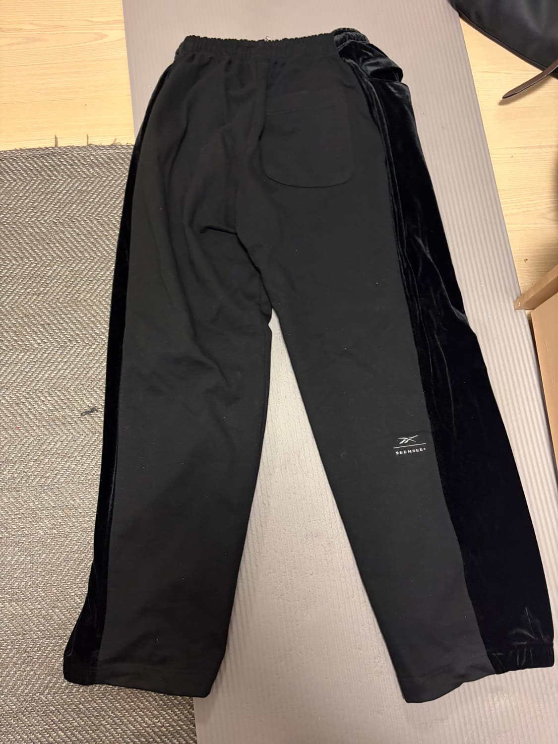 REEBOK X SEEN 벨벳 스웨트팬츠 블랙 상품이미지3