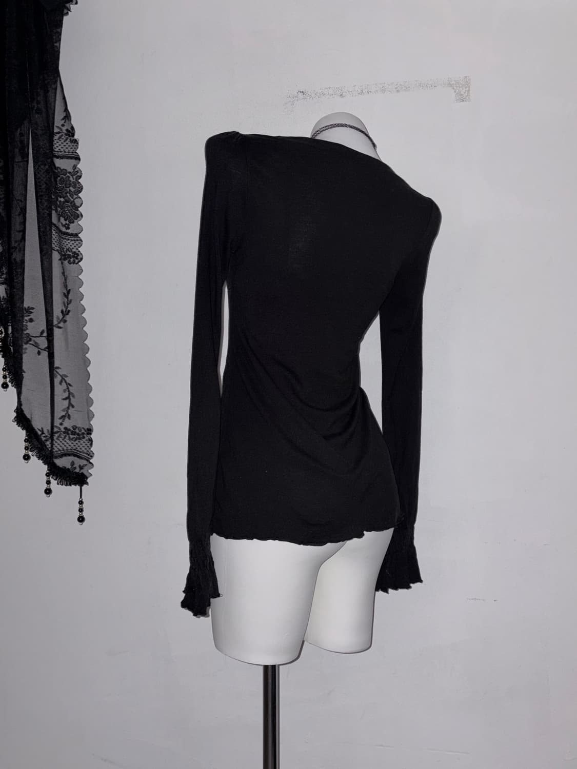 연말룩 추천) 딱붙 블랙 브이넥 탑 고스 고딕 블랙페미닌  상품이미지3