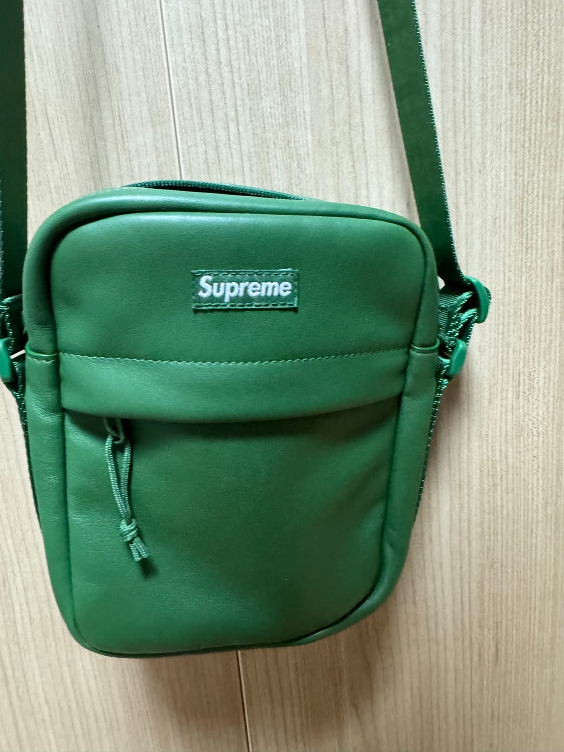 슈프림 레더 숄더백 그린 - 24FW 상품이미지4