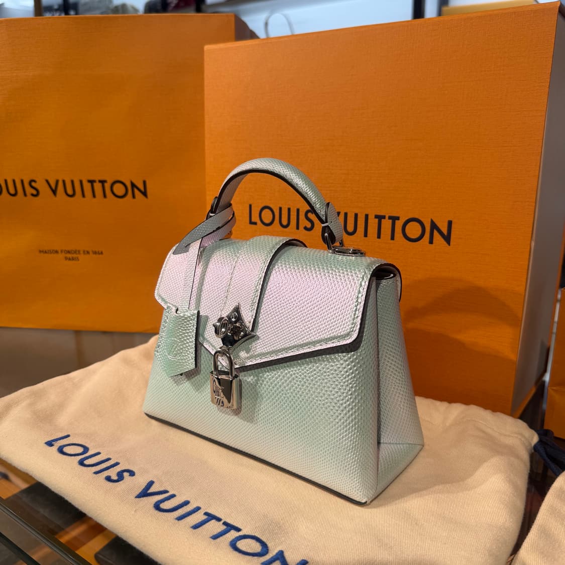 [25년] 루이비통 이그조틱 카룽 로즈 데 벙 미니 크로스백 상품이미지5