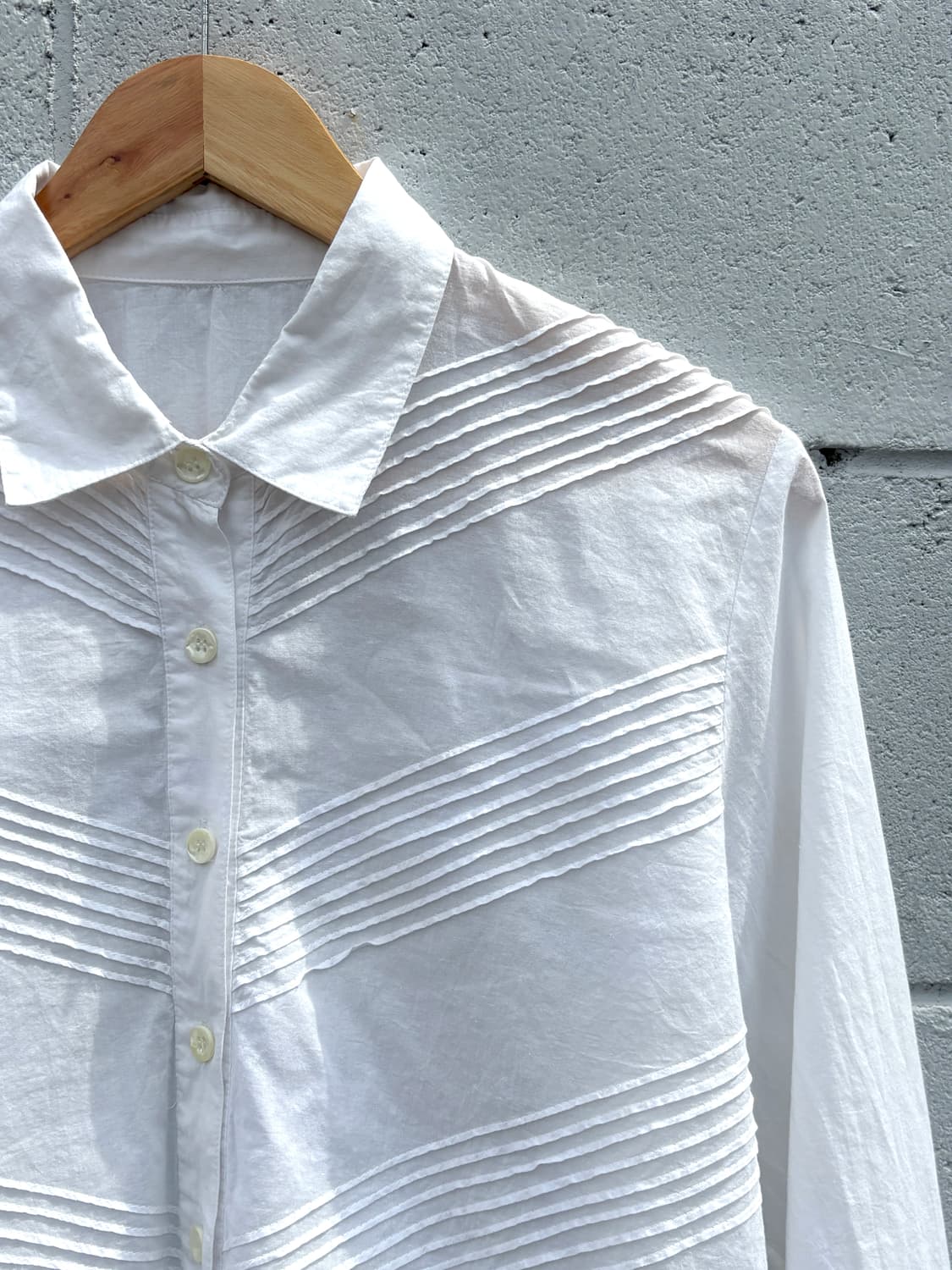 쉐브론 핀턱 화이트 셔츠 상품이미지2