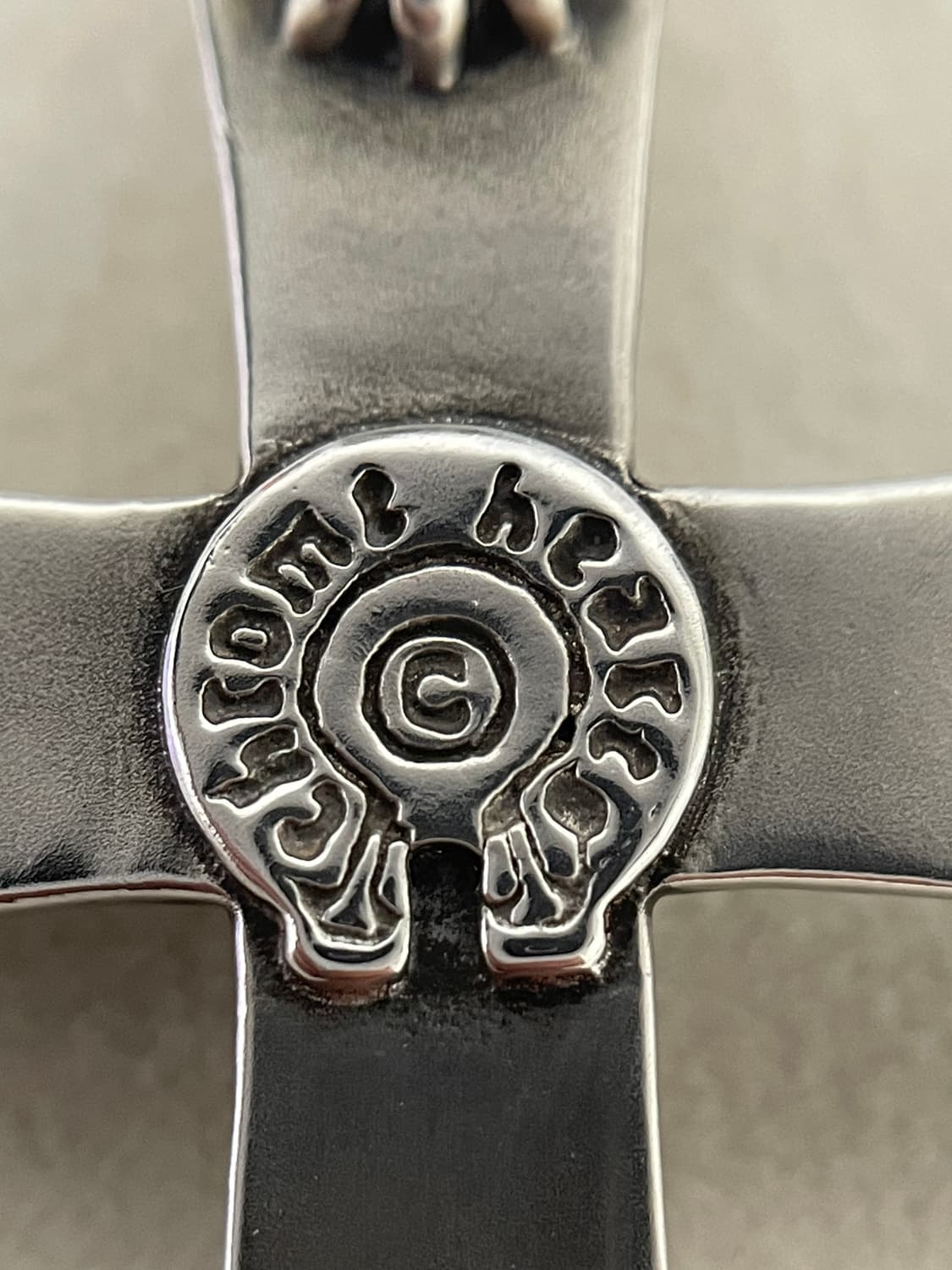 크롬하츠 라지 크로스 펜던트 위드 베일 상품이미지3