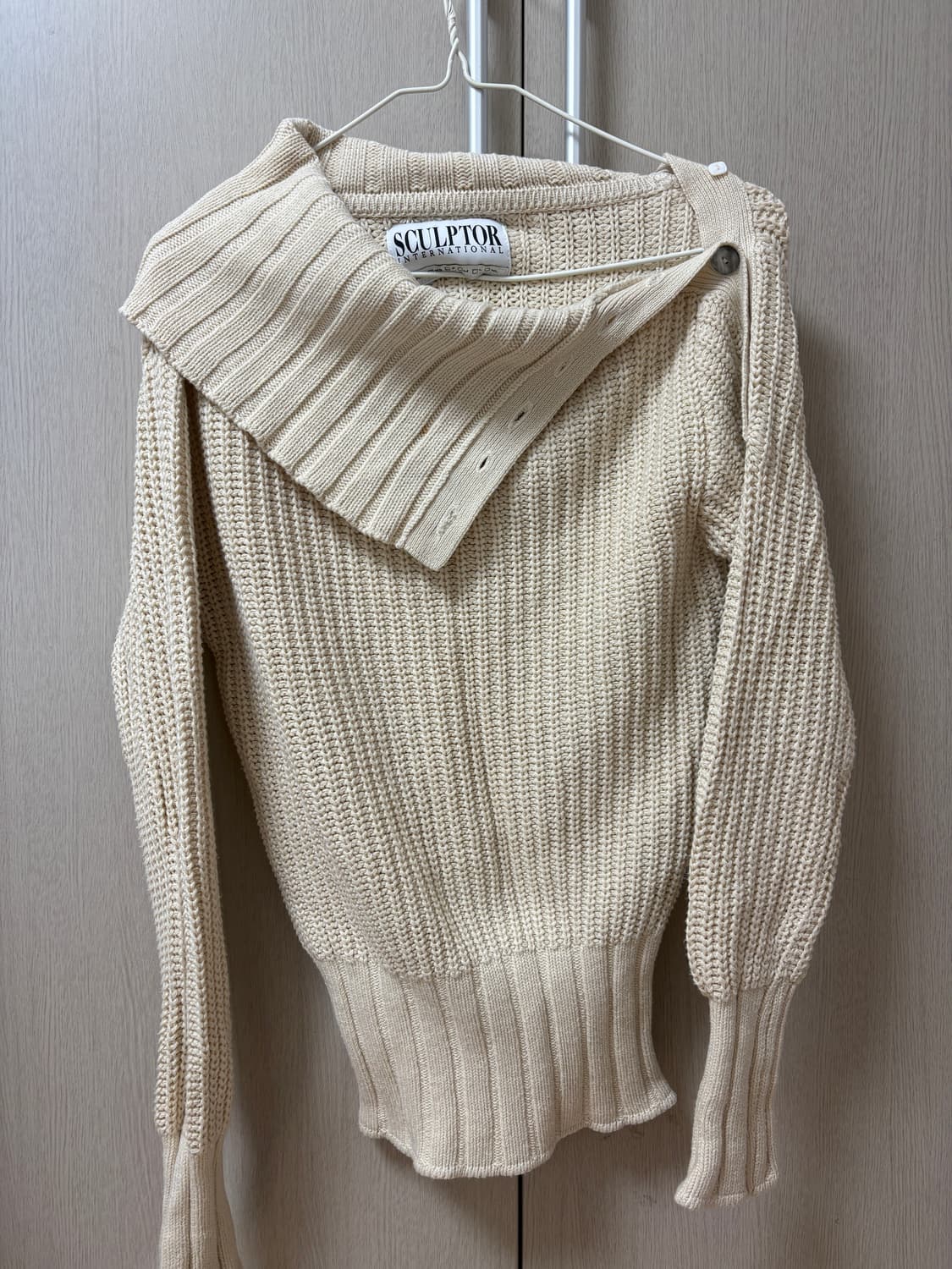스컬프터 퍼넬넥 니트 스웨터 더티 화이트 상품이미지2
