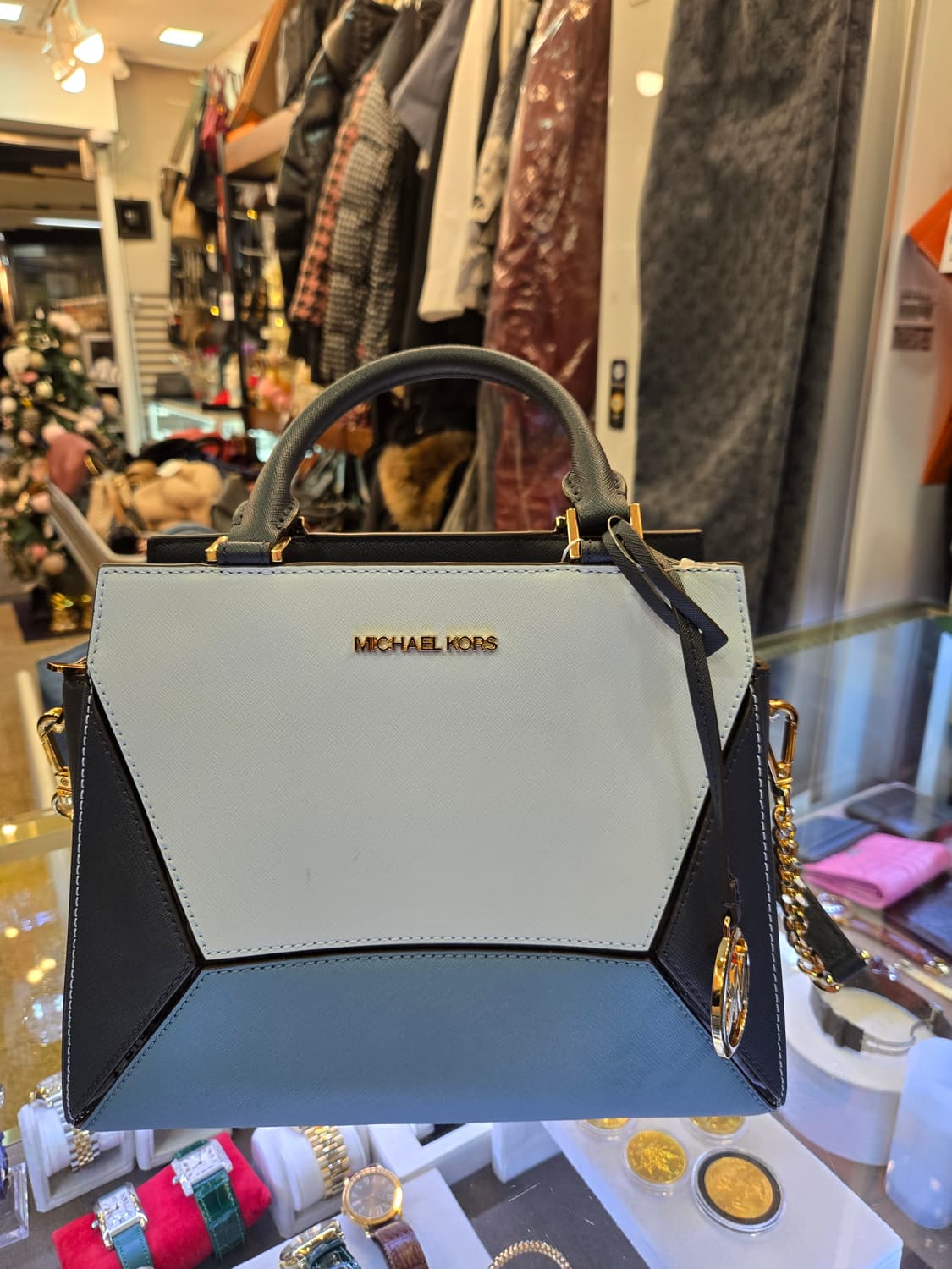 마이클코어스 프리즘 미디엄 메신저 사첼백 상품이미지1