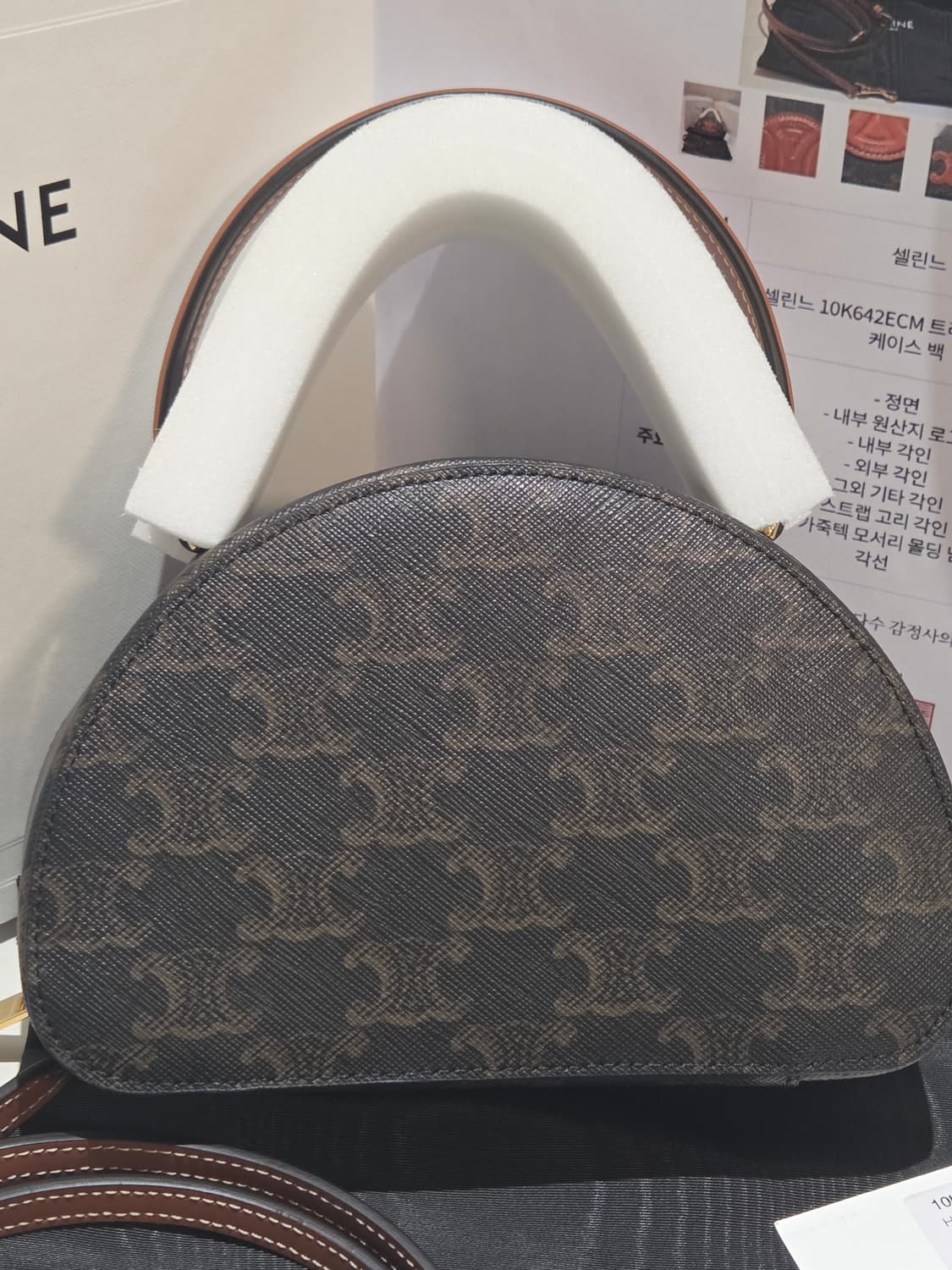 [새상품급] 셀린느 트리옹프 하프문 케이스 백 상품이미지4