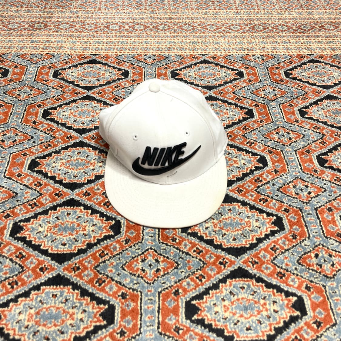 나이키 스펠로고 화이트 스냅백 FREE 상품이미지1