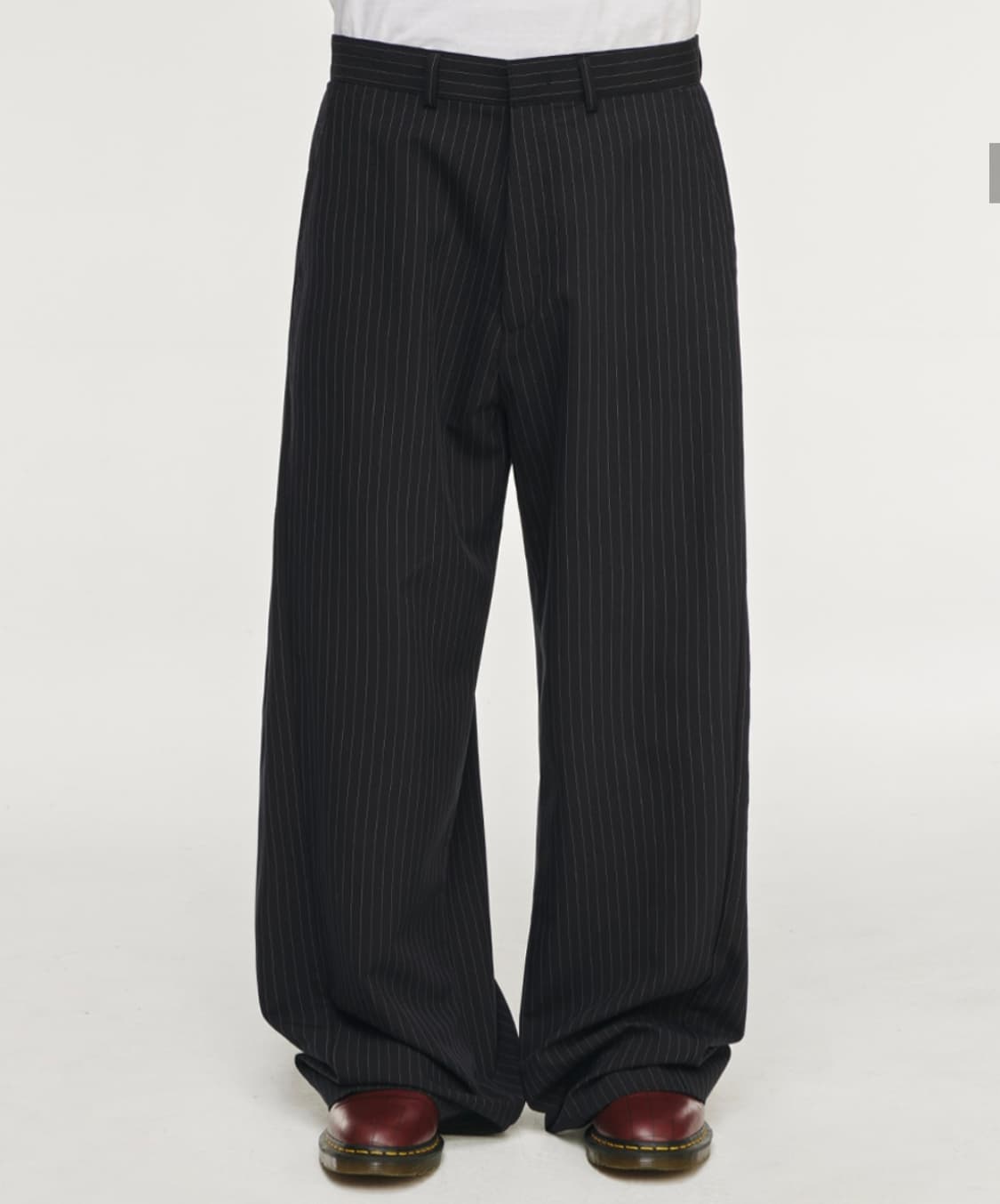 시그니처 멀티턱 와이드 슬랙스 블랙스트라이프 상품이미지3