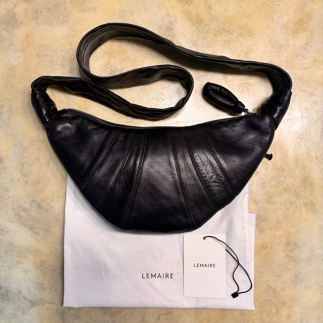 르메르 스몰 크루아상 백 다크 초콜릿 상품이미지2