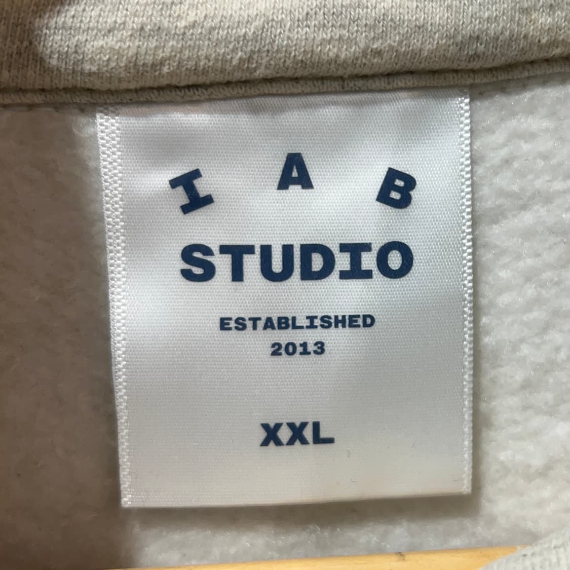 IAB 스튜디오 하프넥 맨투맨 상품이미지3