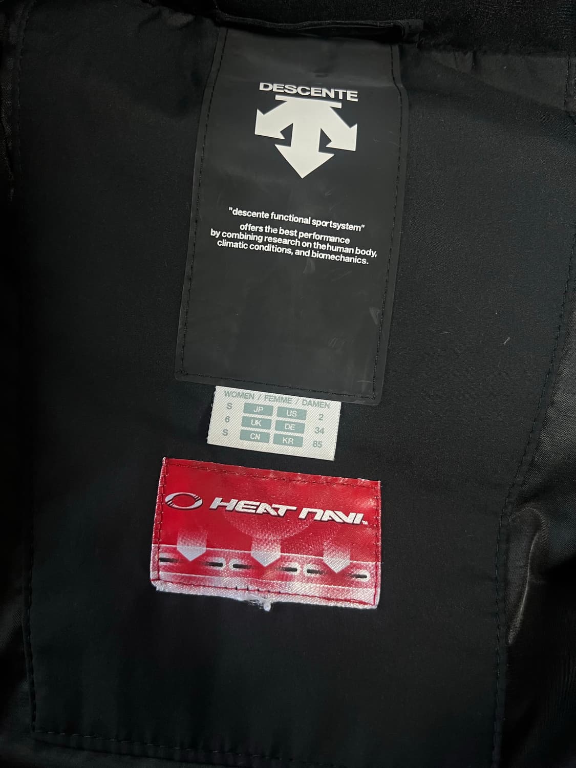 데상트 캐논 구스다운 블랙 85 S 상품이미지2