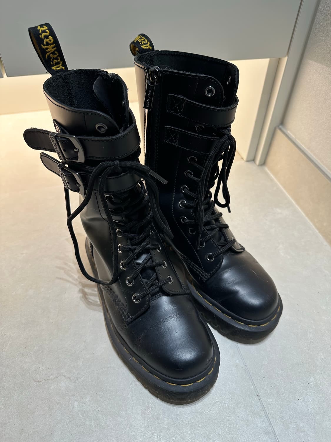 닥터마틴 버클 레이스업 부츠 상품이미지1