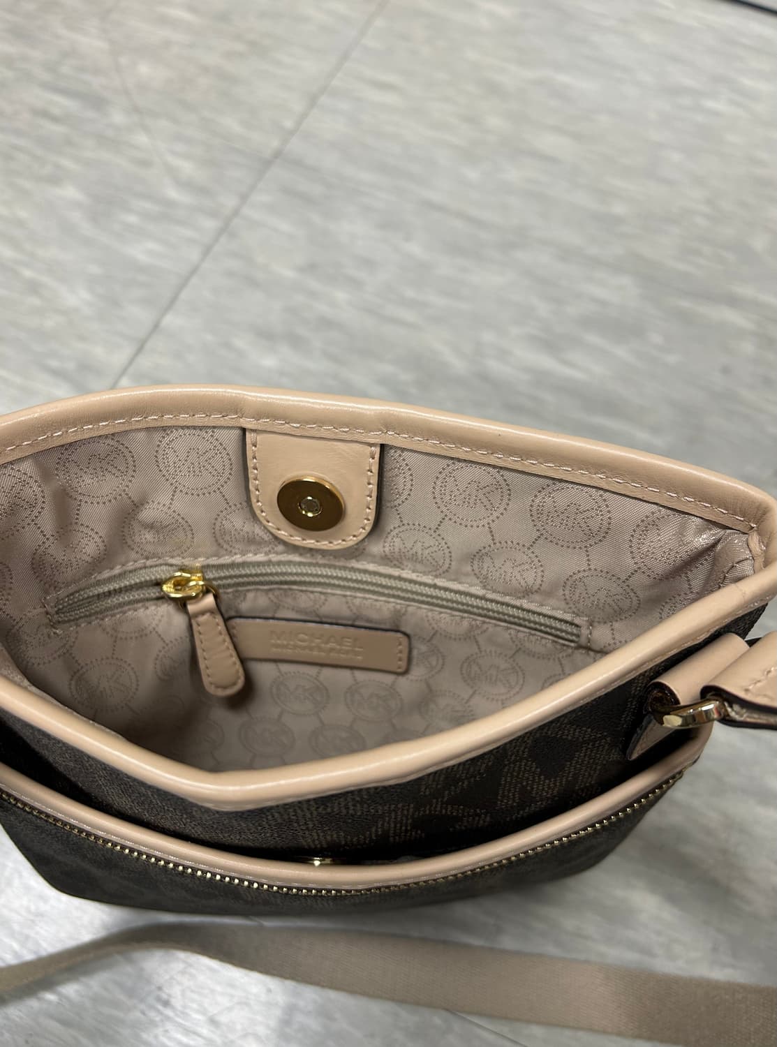 마이클코어스 로고 크로스백 브라운 상품이미지2