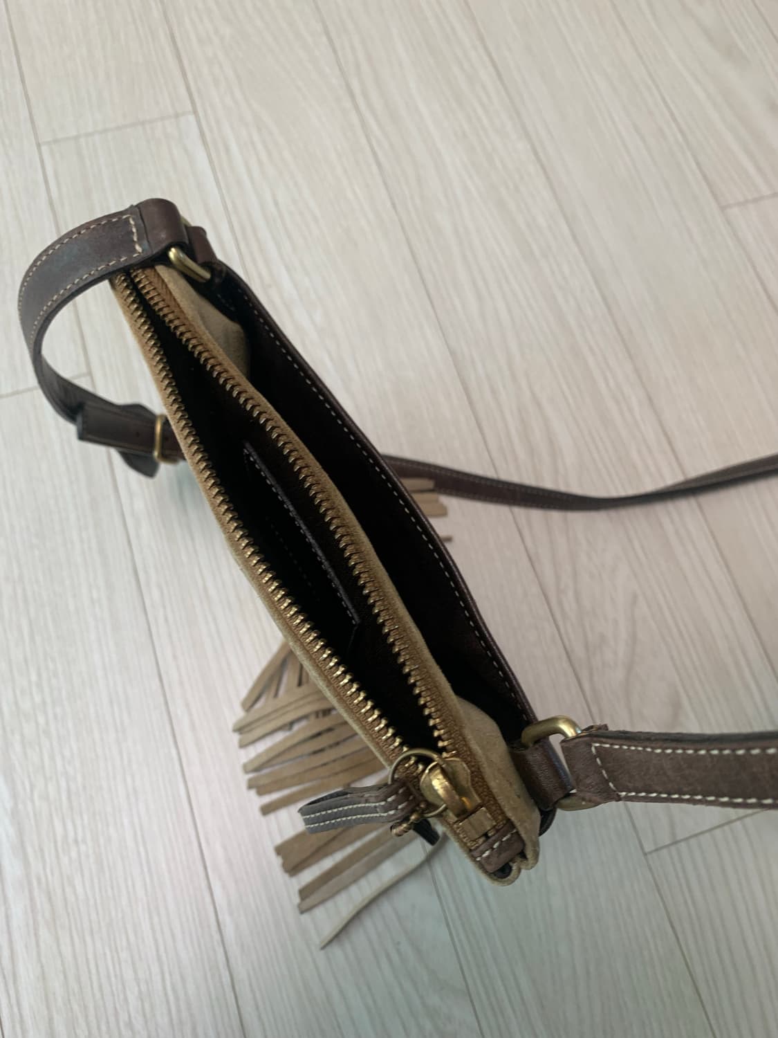 코치 스웨이드 태슬 크로스백 상품이미지4