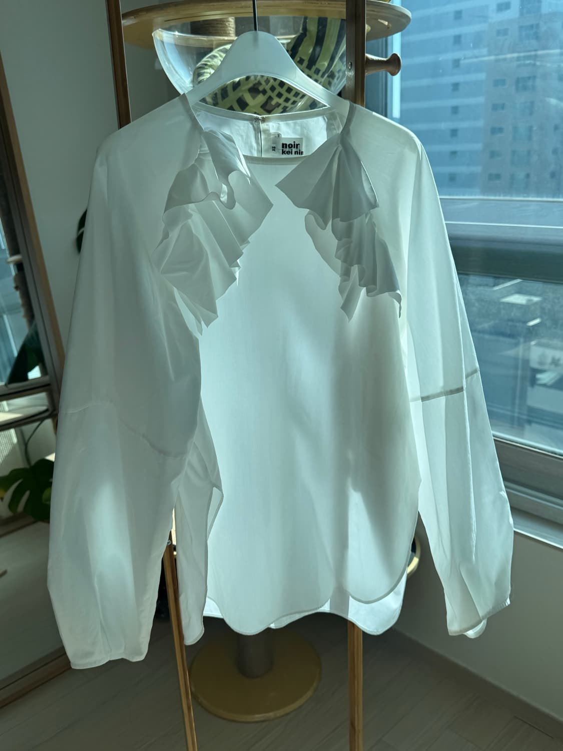 Noir kei ninomiya frill top white 상품이미지1