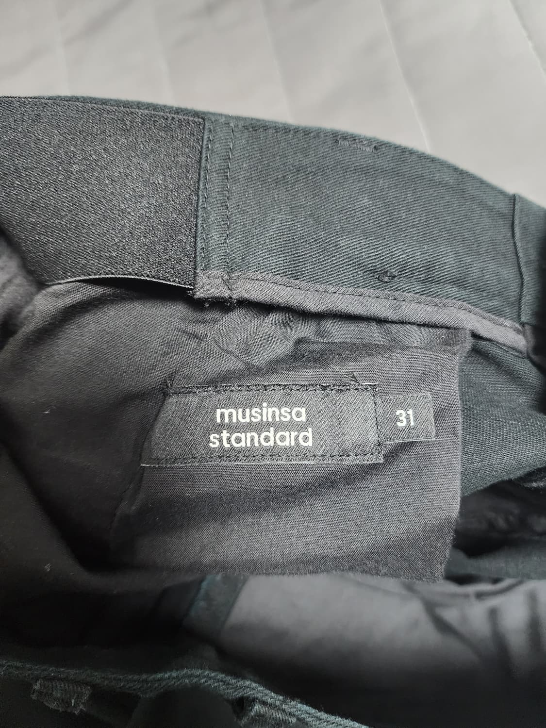 새제품 31) 무탠다드 레귤러 핏 히든 밴딩 치노 팬츠 블랙 상품이미지5