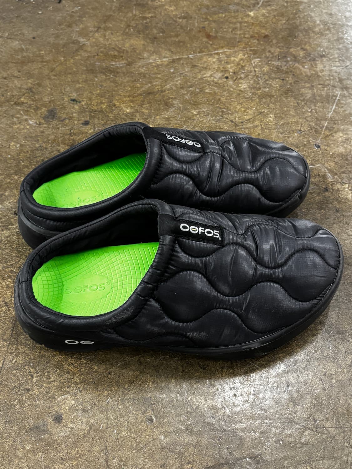 우포스 OOFOOS 블랙 패딩 슬리퍼 280 상품이미지3