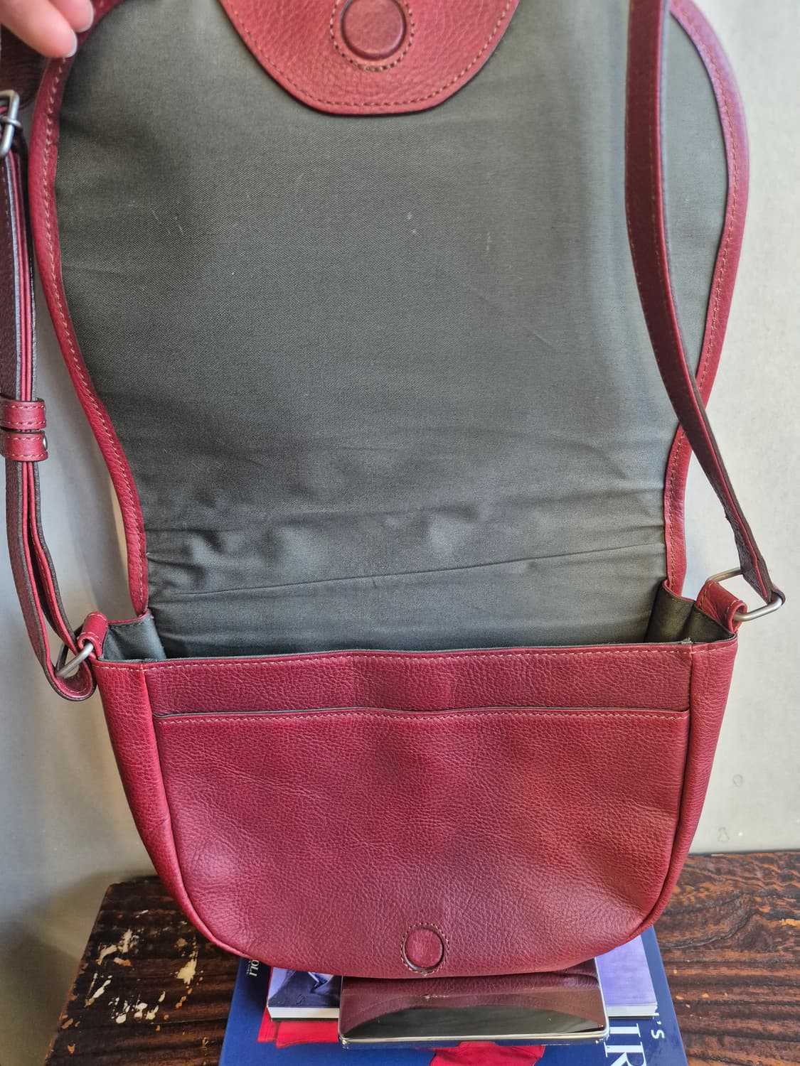 Margaret Howell 마가렛 호웰 레더 하프문 숄더백 상품이미지2