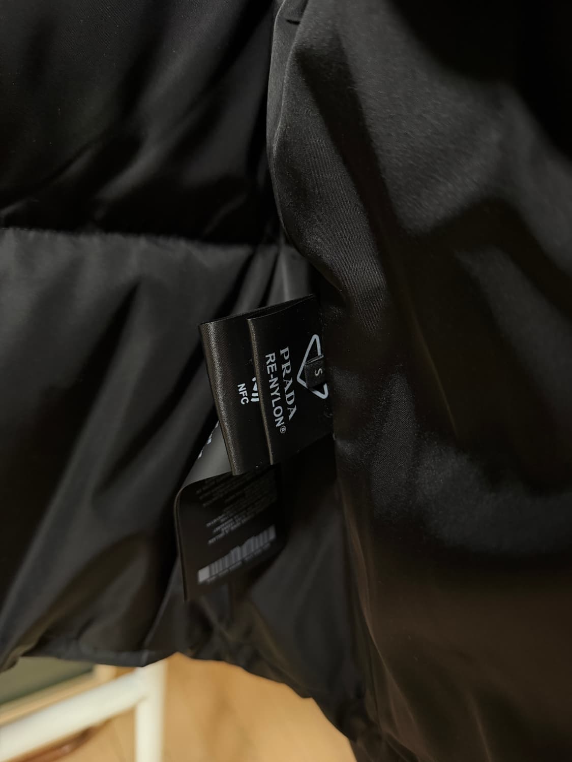 (새상품)프라다 리나일론 크롭 다운자켓 상품이미지8