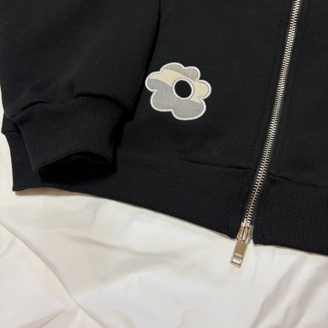 OURS 카모 플라워 아플리케 후드집업 블랙 상품이미지6