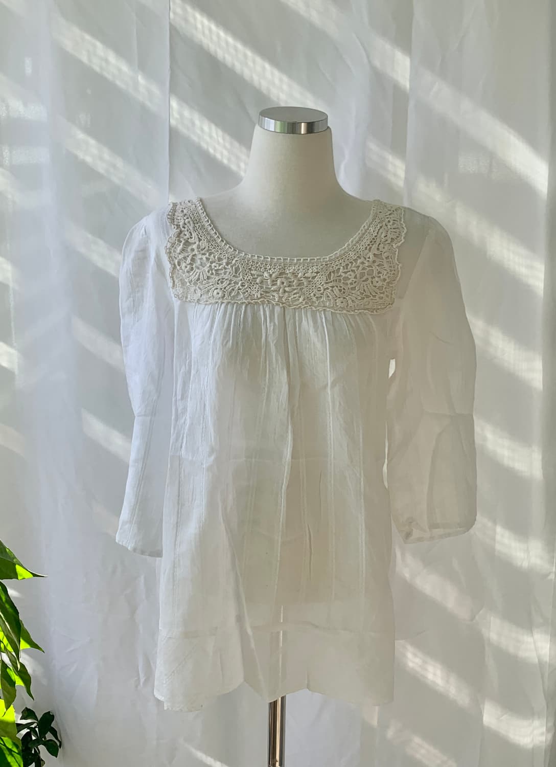 화이트 크로쉐 자수 블라우스 상품이미지1