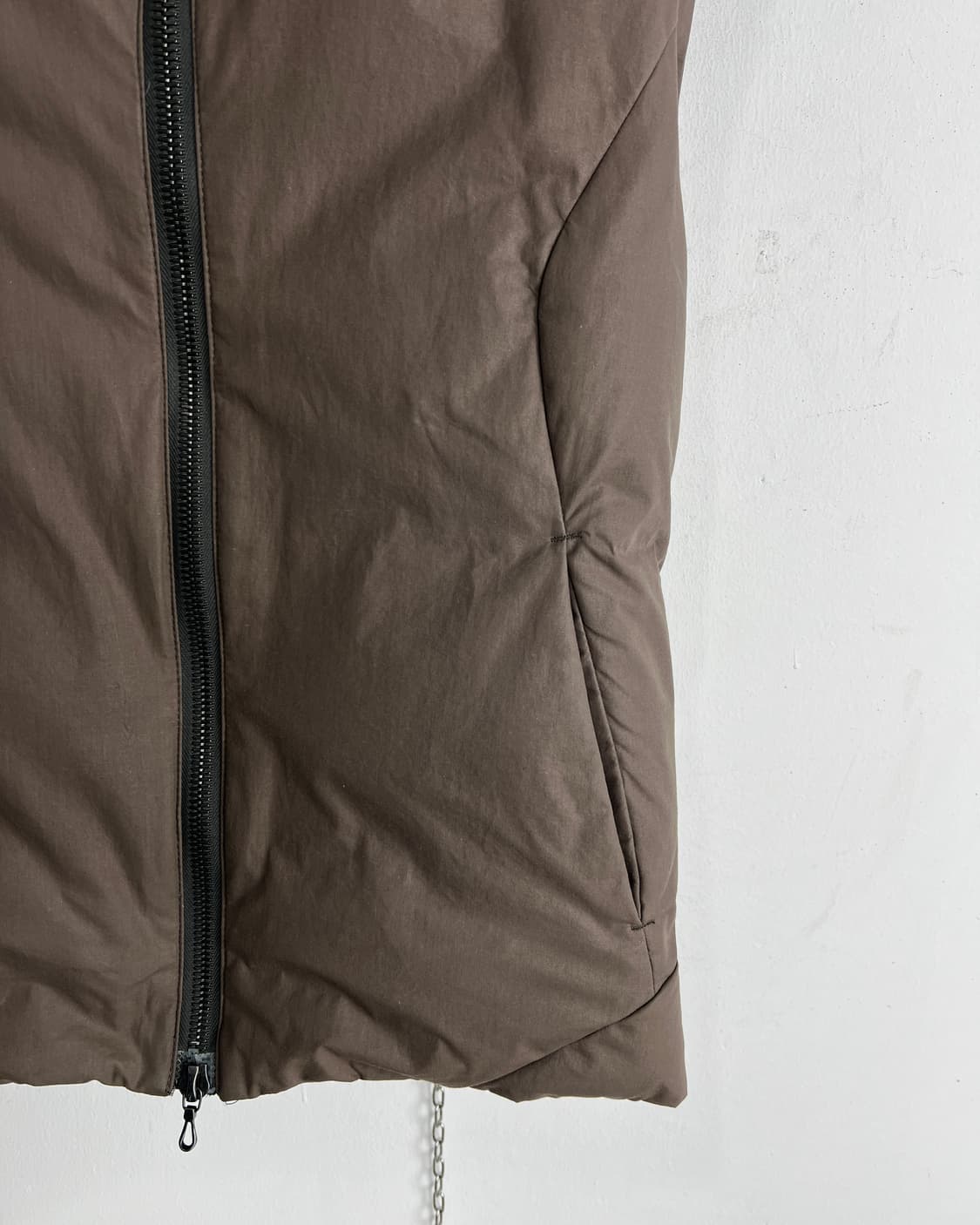 Attachment Typewriter Highneck Down Vest 상품이미지7