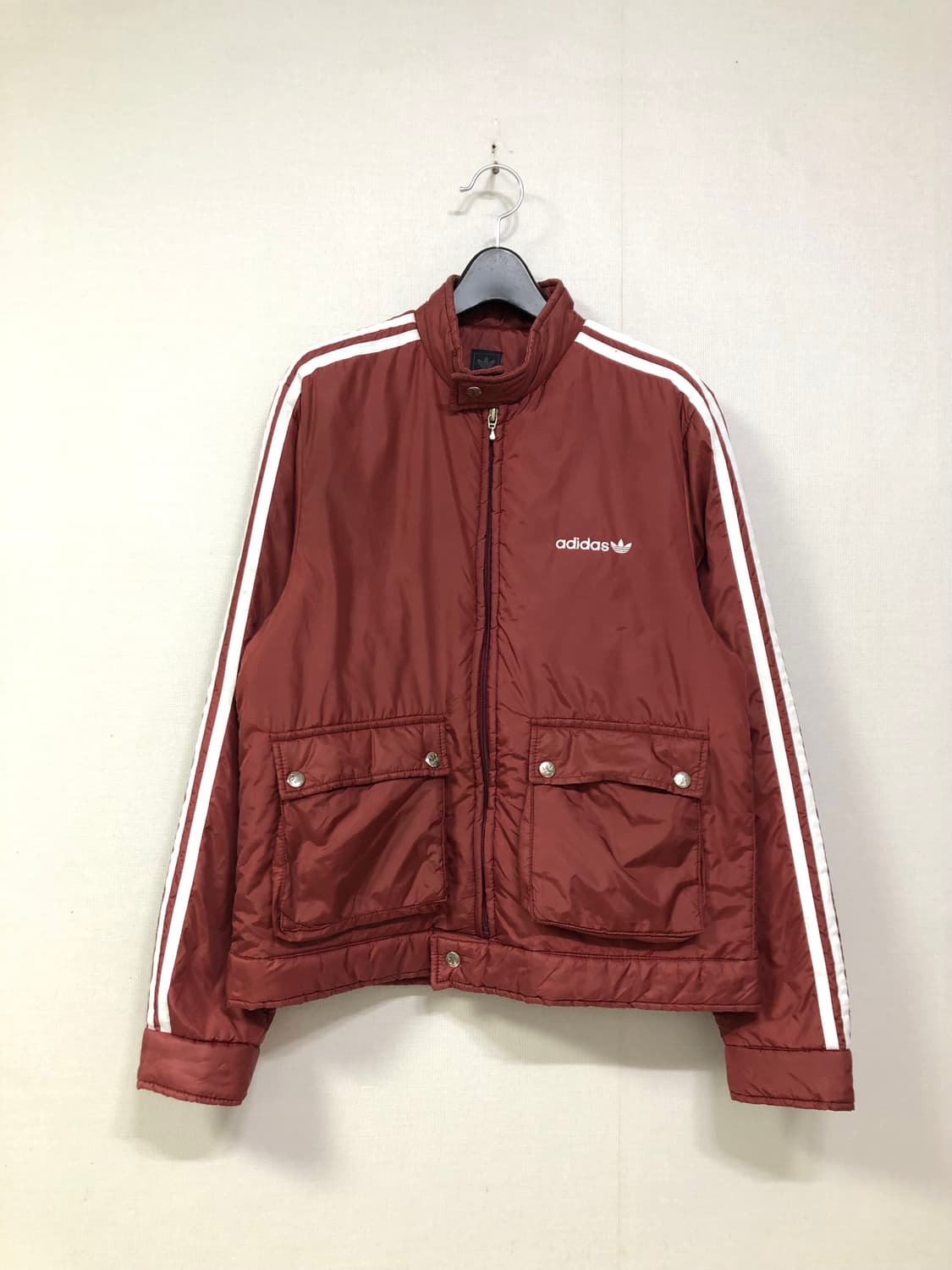 (대장) 아디다스 올드스쿨 스펠아웃 패딩 봄버자켓 _ 딥로즈 상품이미지1