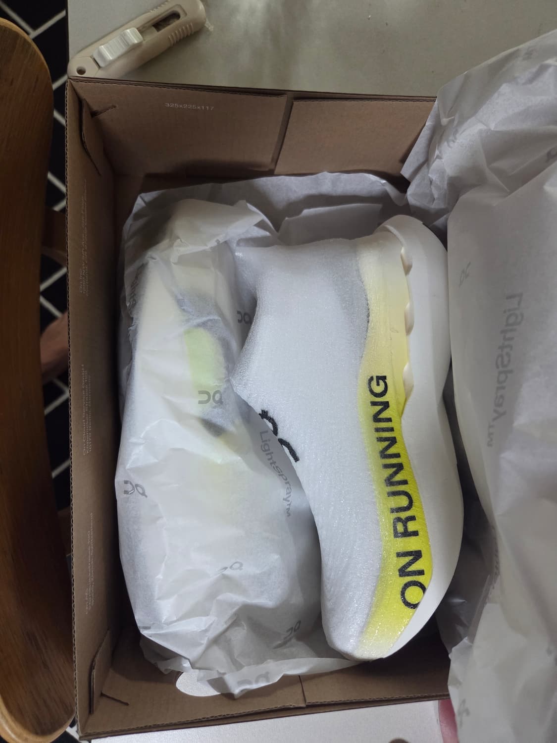 240 295온 러닝 최상위 모델 클라우드붐 스트라이크 LS 화이트 라임 상품이미지2