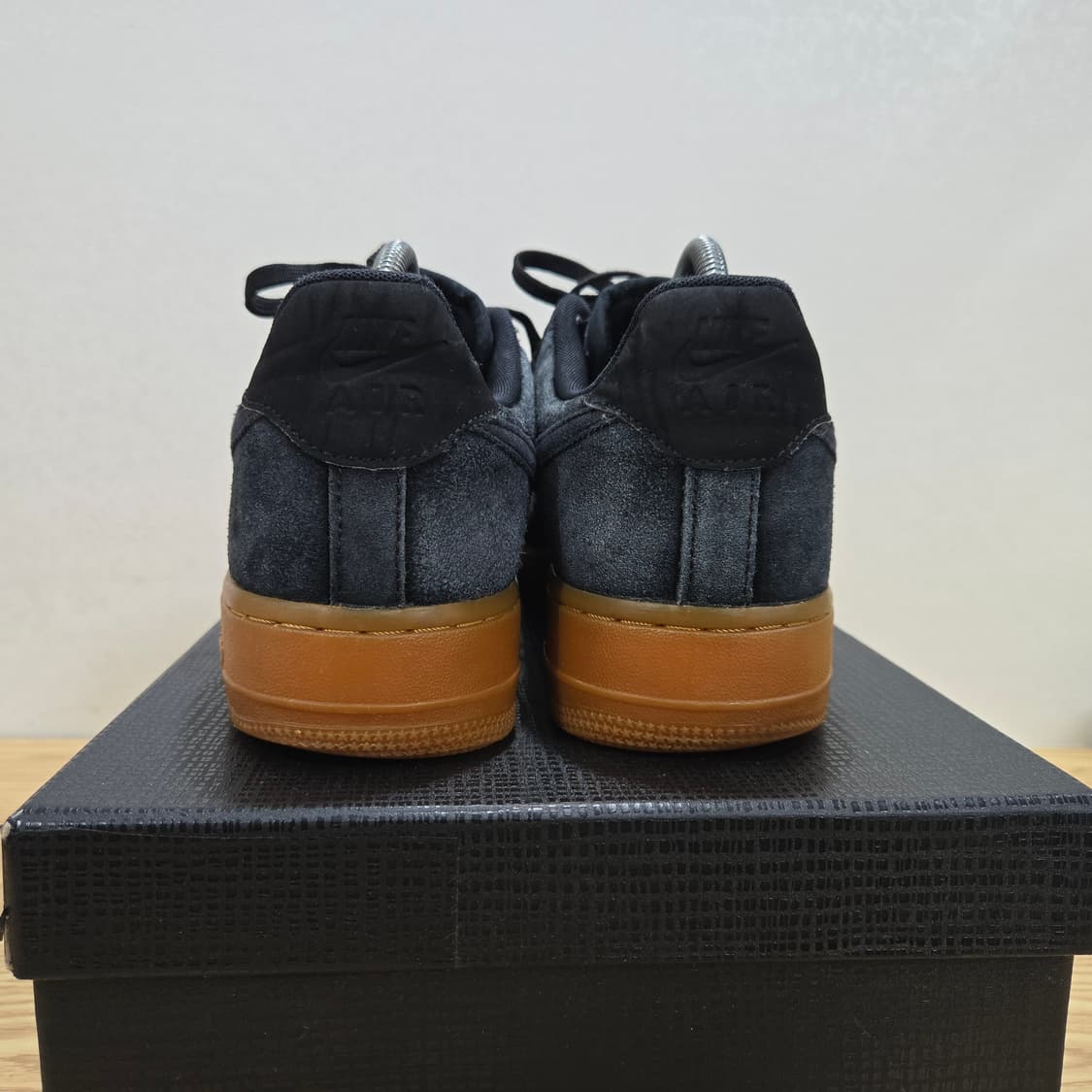 255 나이키 에어포스1 스웨이드 검솔 블랙 상품이미지4