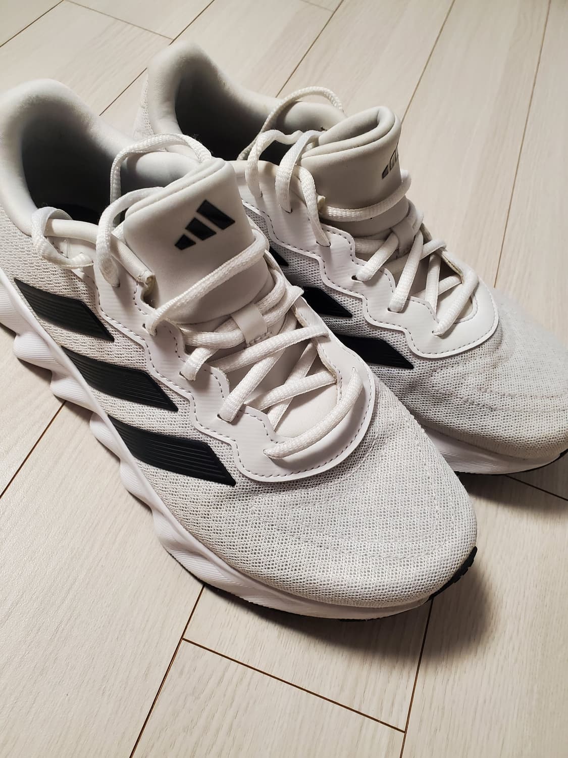 아디다스 운동화 스위치 무브 U 화이트 러닝화 ID5252 사이즈250
 상품이미지3