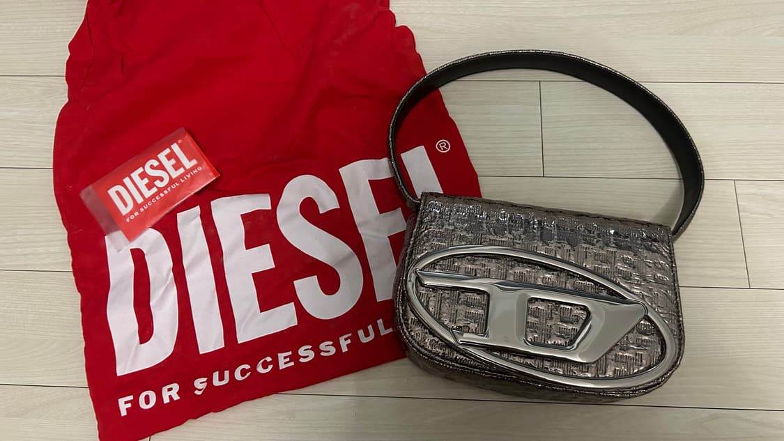 디젤 1DR 메탈릭 이펙트 숄더백  상품이미지1