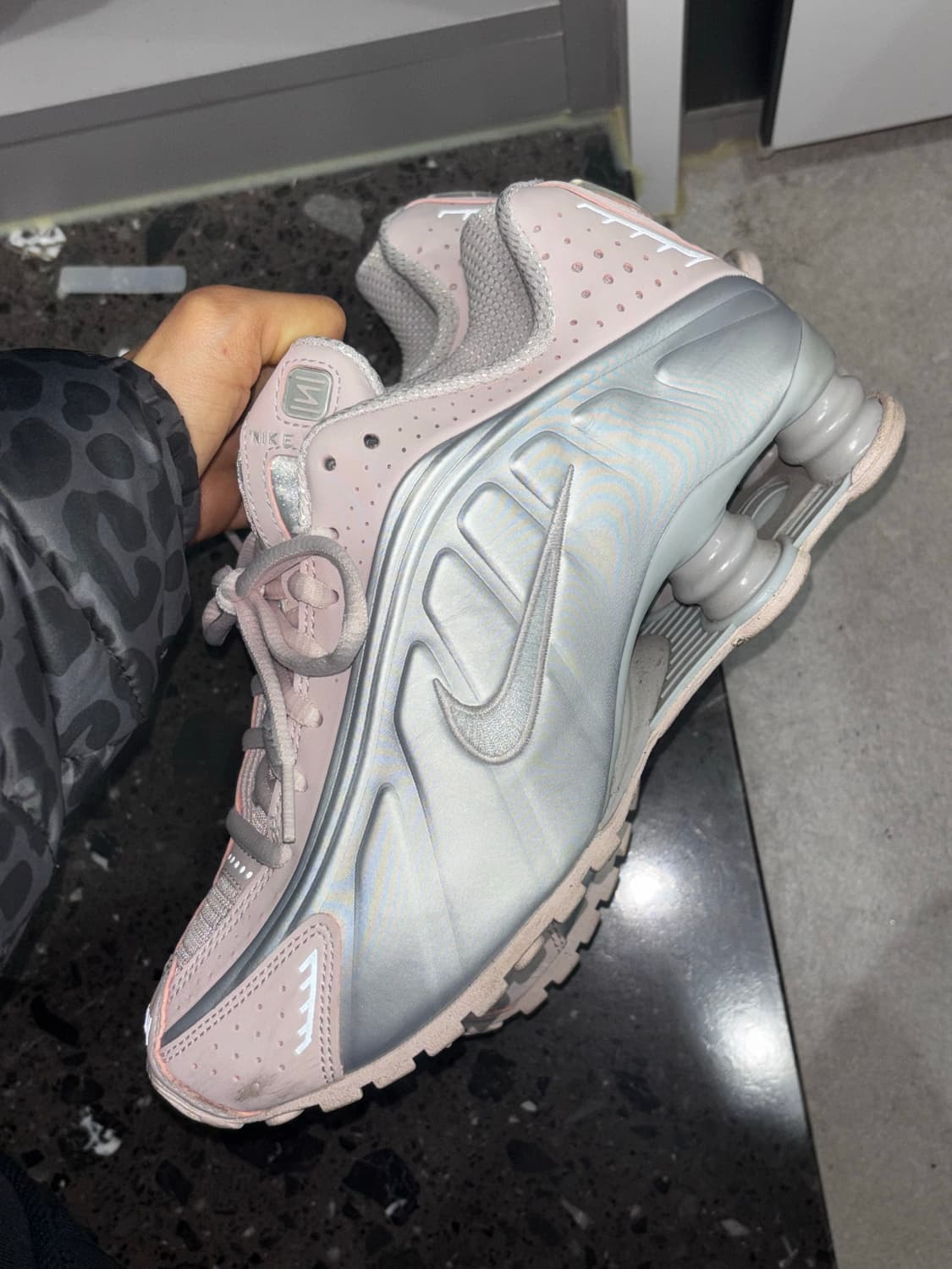 240 나이키 샥스 r4 베얼리 로즈 핑크 실버 상품이미지3
