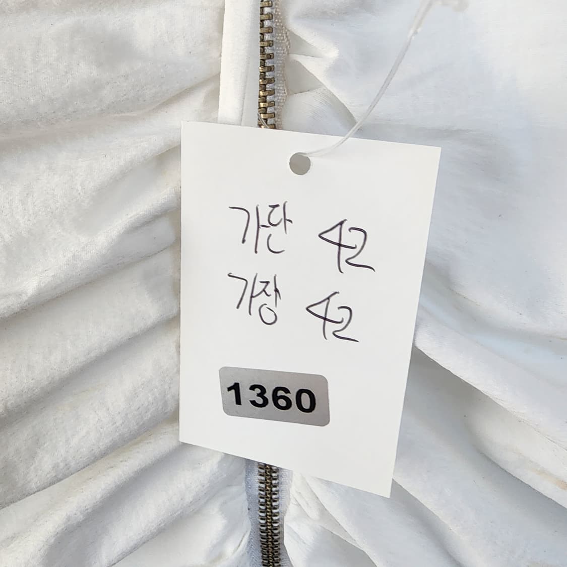 잇미샤 화이트 셔링 민소매 블라우스 상품이미지6