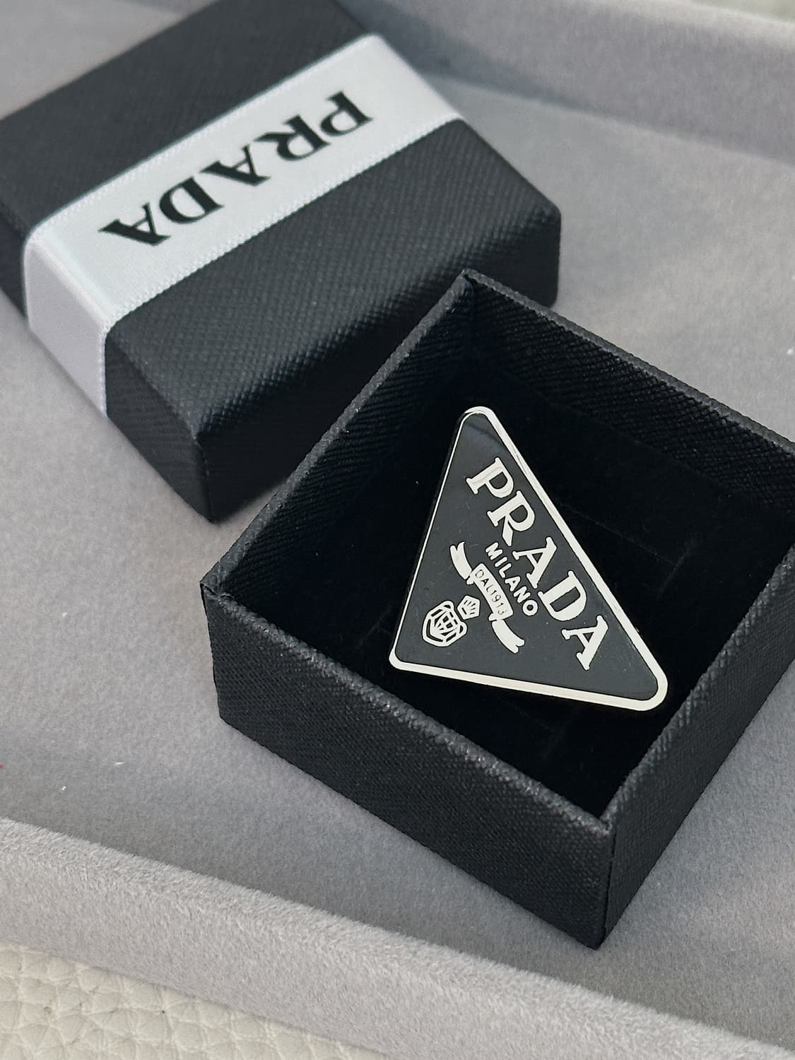 프라다 빈티지 메탈 브로치 상품이미지5