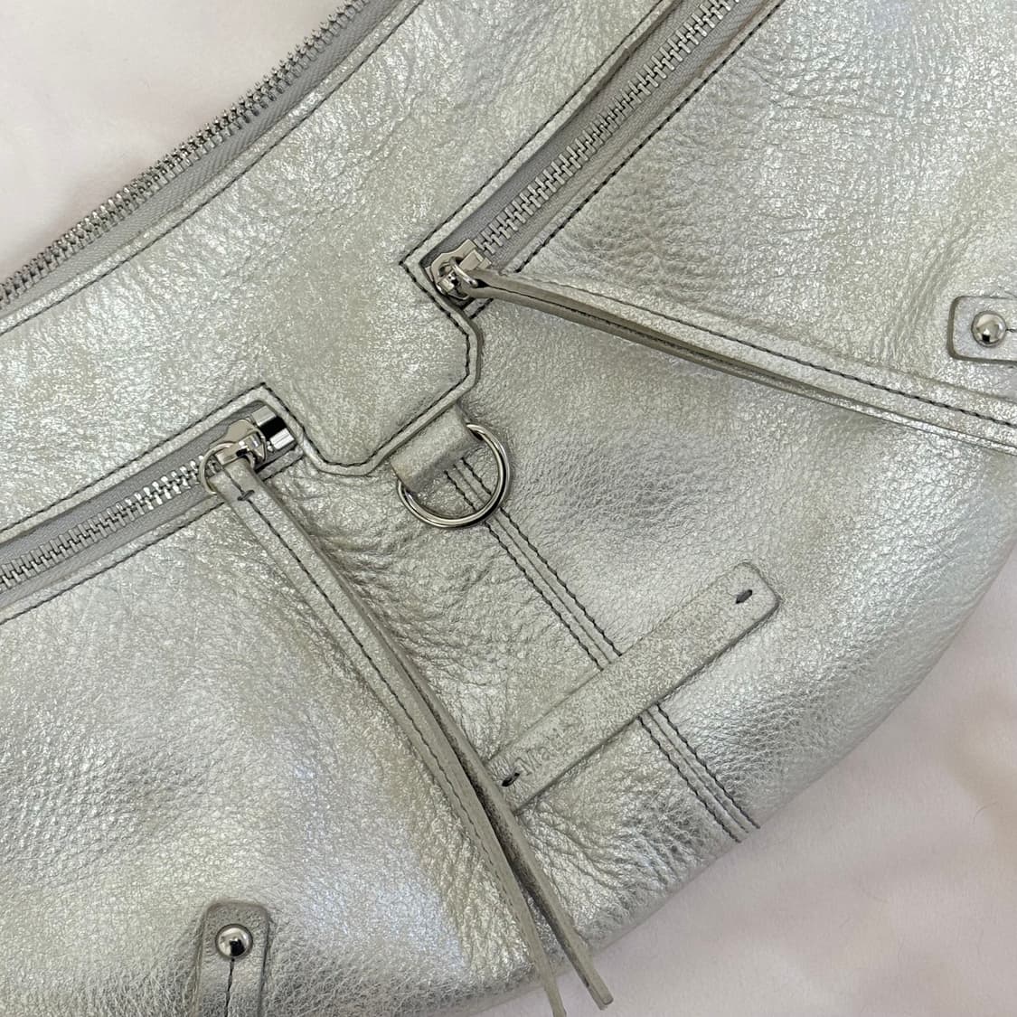 마뗑킴 지퍼 레더 실버 호보백 상품이미지2
