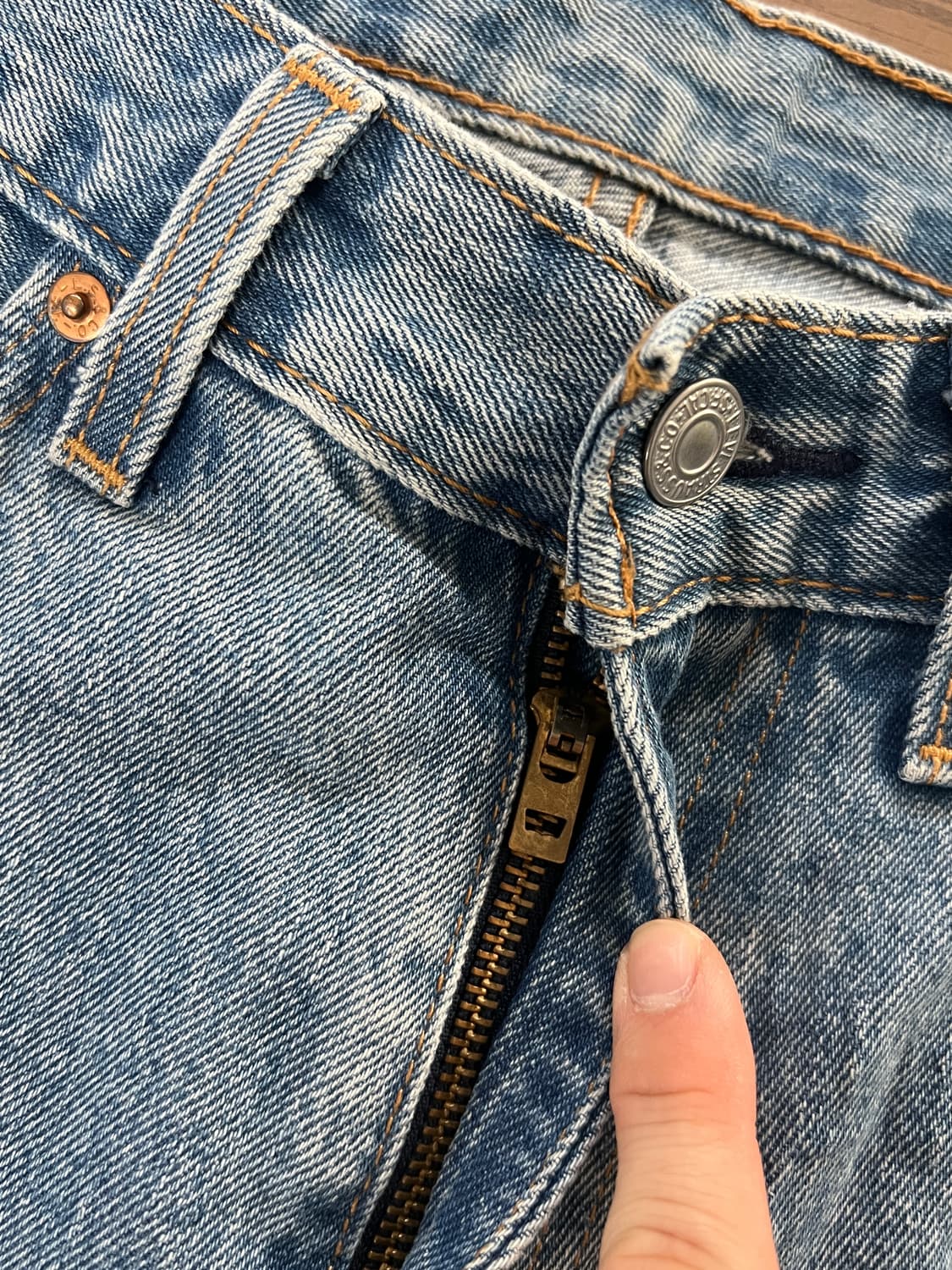 Levis 리바이스 505 레귤러 스트레이트 연청 데님 팬츠 상품이미지5
