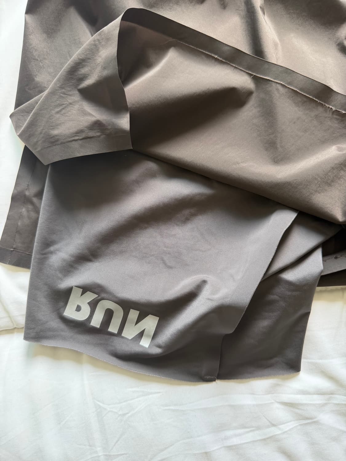 [L] 세티스파이 테크실크 8인치 숏츠 브라운 satisfy 상품이미지6