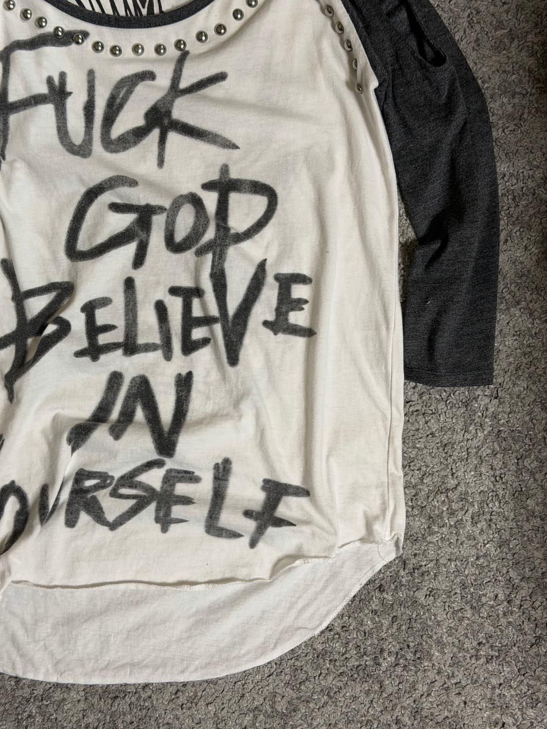 글래드뉴스 스터드 그래픽 티 상품이미지3