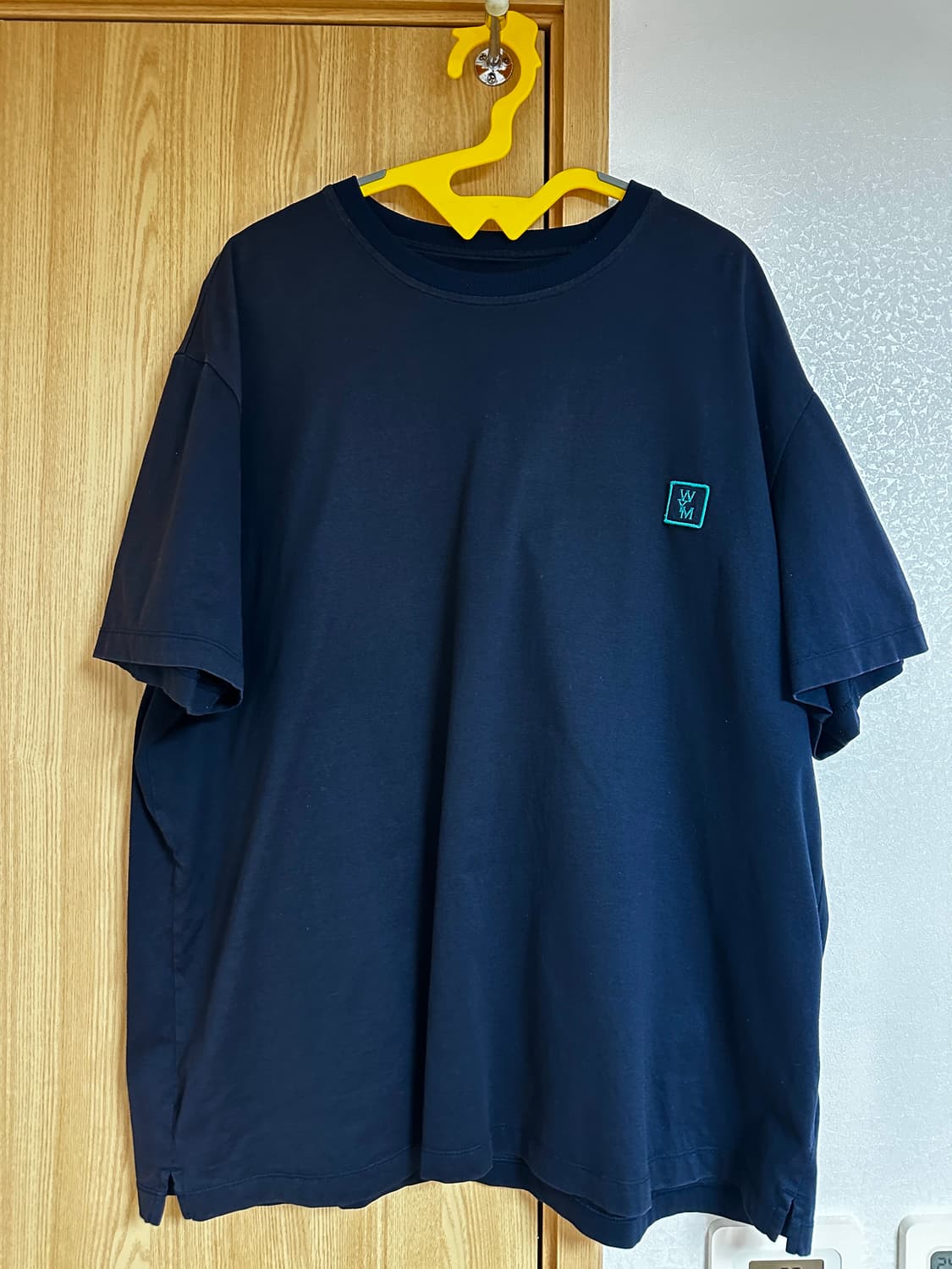 (52) 우영미 터콰이즈 백로고 티셔츠 네이비 - 22FW 상품이미지2