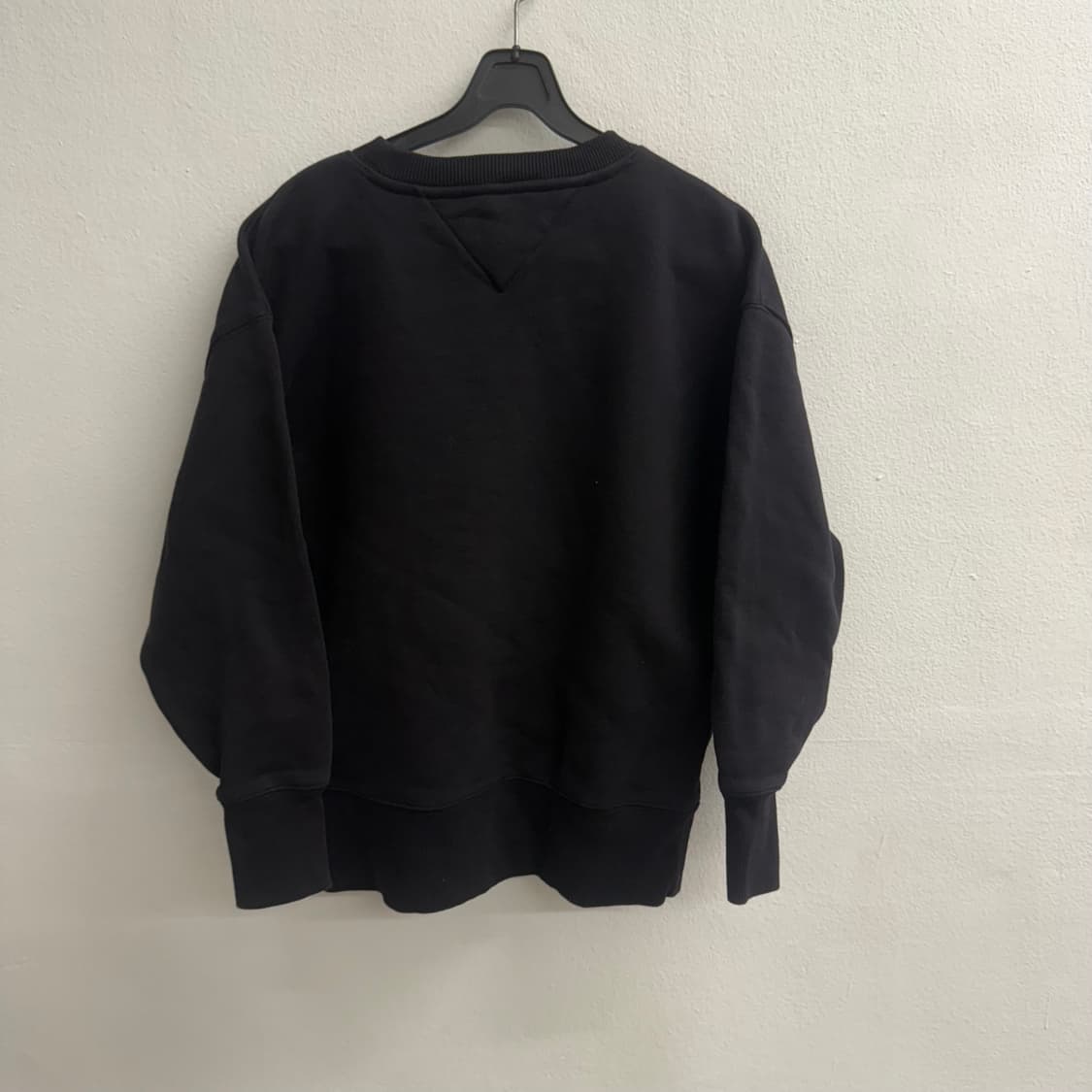 타미진스 스몰 로고 블랙 맨투맨 (2XS) 상품이미지4