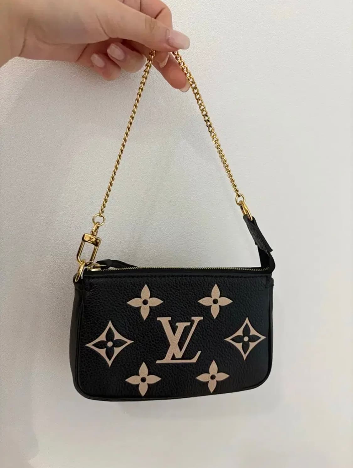 루이비통 악세수아 포쉐트 블랙 정품 새상품급 상품이미지2