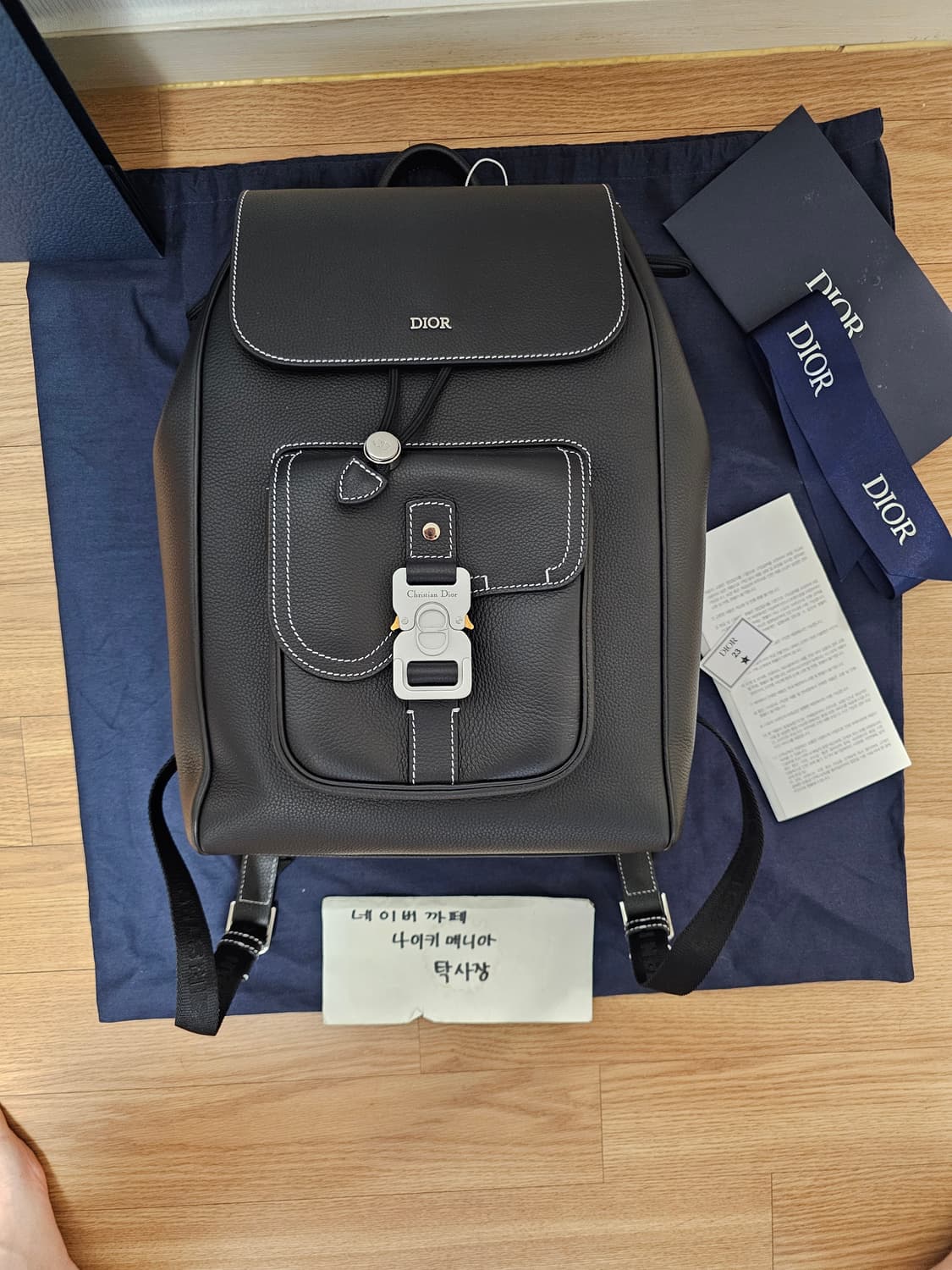 디올 올레더 스티치 새들 버클 플랩 백팩 신형 25ss 상품이미지4